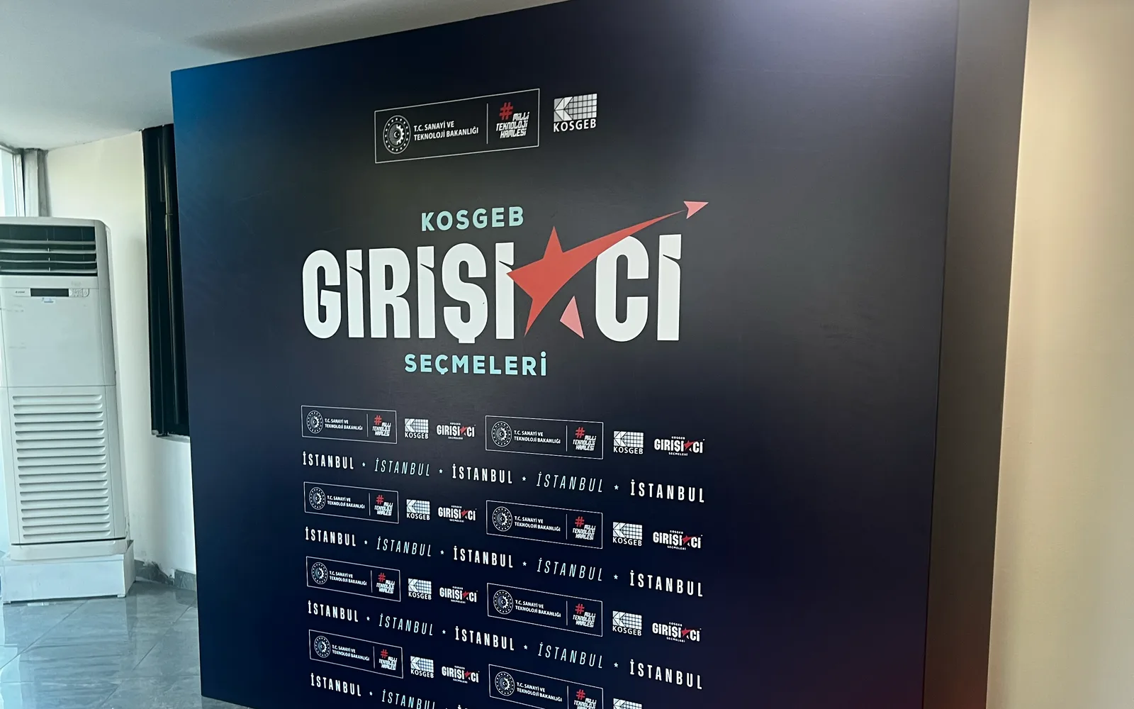 KOSGEB Girişimci Seçmeleri İstanbul etkinliğinin basın panosu; üstte T.C. Sanayi ve Teknoloji Bakanlığı, Millî Teknoloji Hamlesi ve KOSGEB logoları.